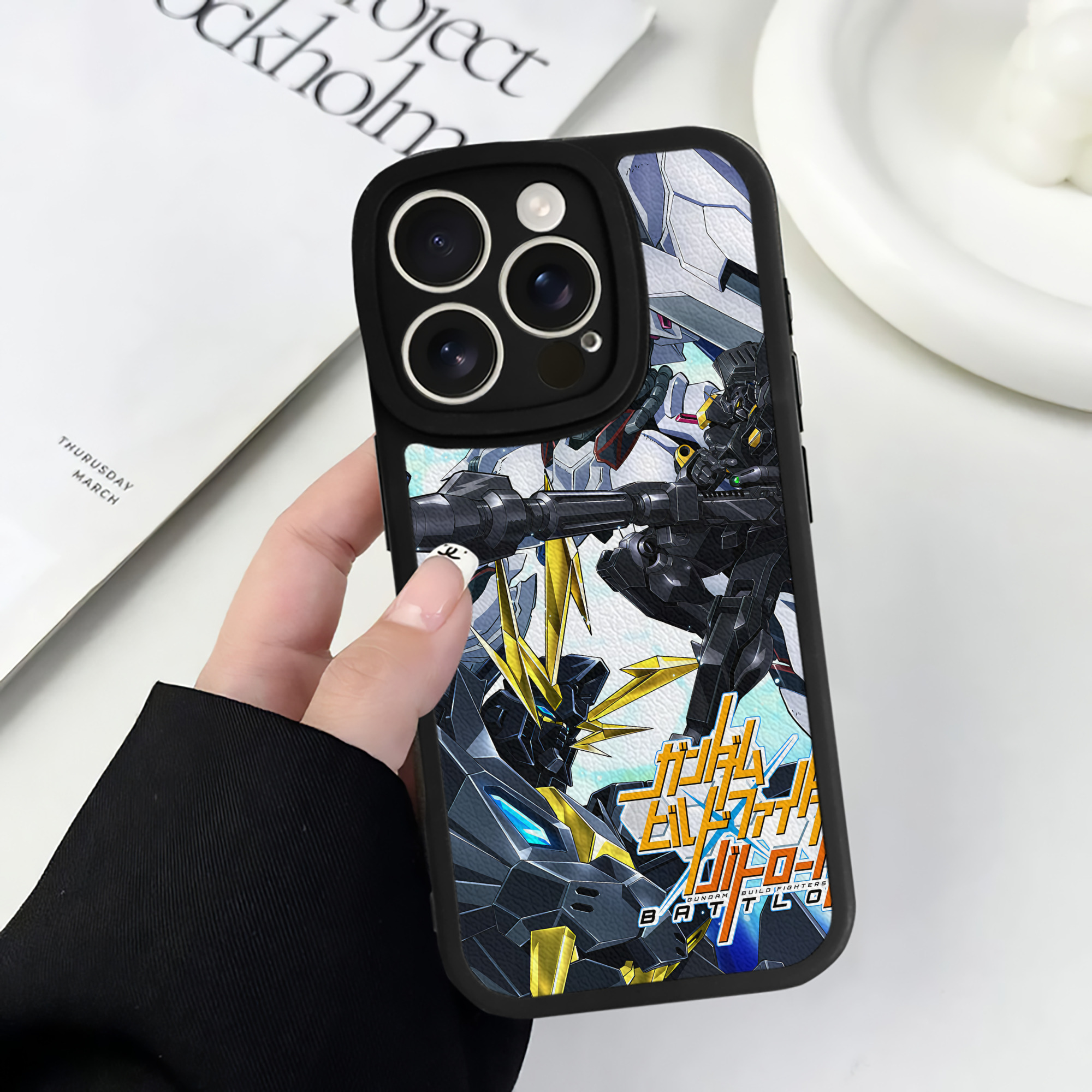 （画像用） 機動戦士ガンダム Mobile Suit Gundam 【iPhone 16シリーズ対応】シリコンスマホケース（レザー調） 材質：シリコン